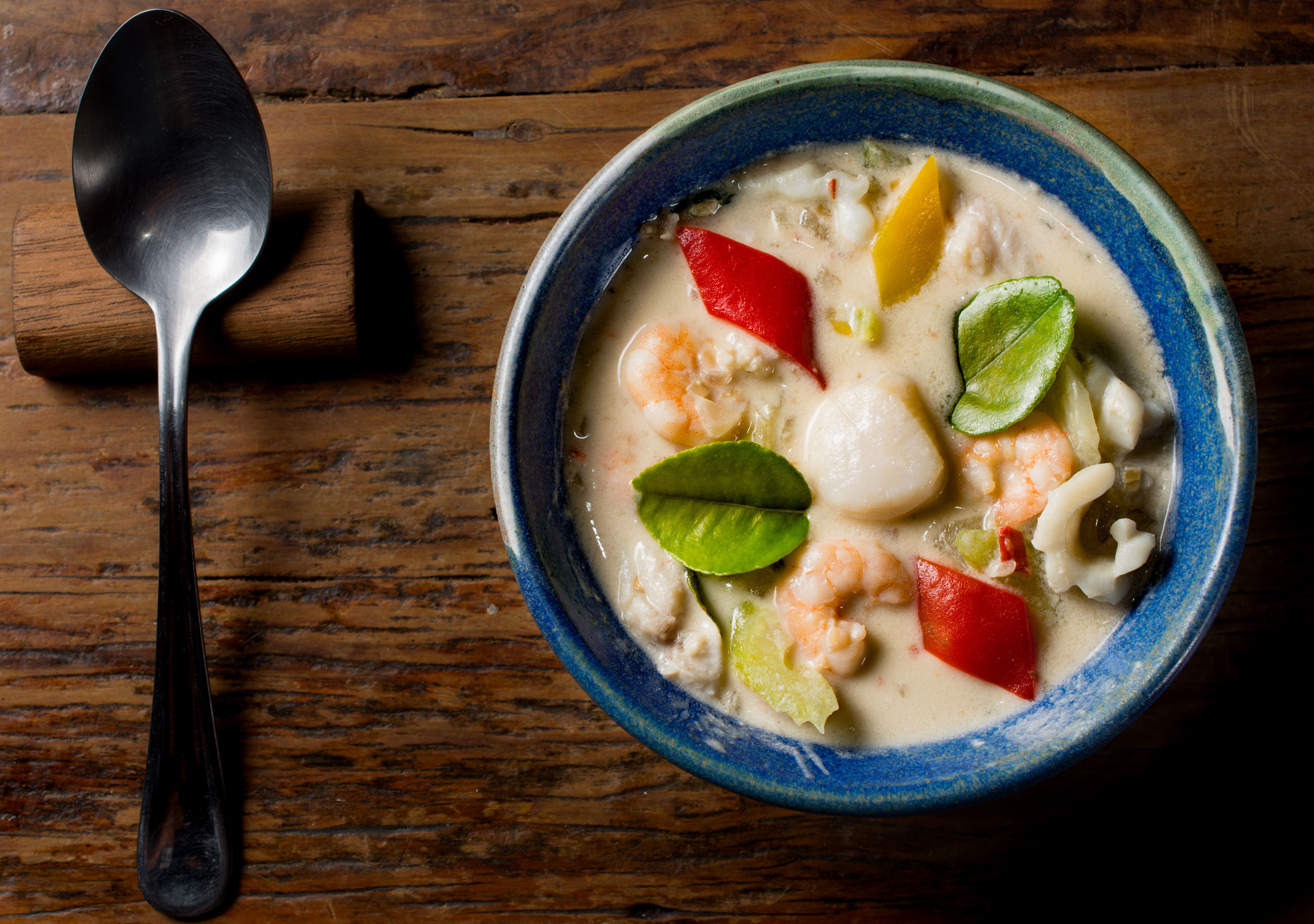 Nam Thai; gaeng ahan tal&ecirc; (camar&atilde;o, lula e peixe em leite de coco com vegetais)