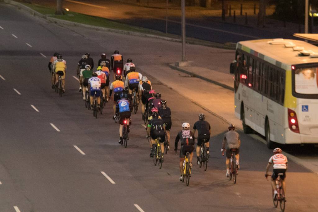 Conheça os ciclistas que ocupam as ruas do Rio antes do amanhecer