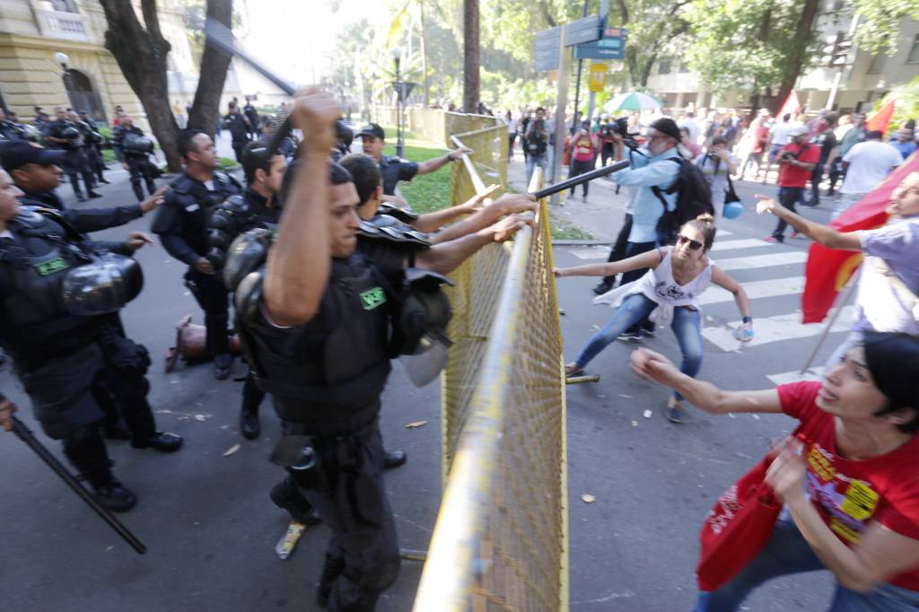 Manifestação de servidores por salários atrasados se torna rotina