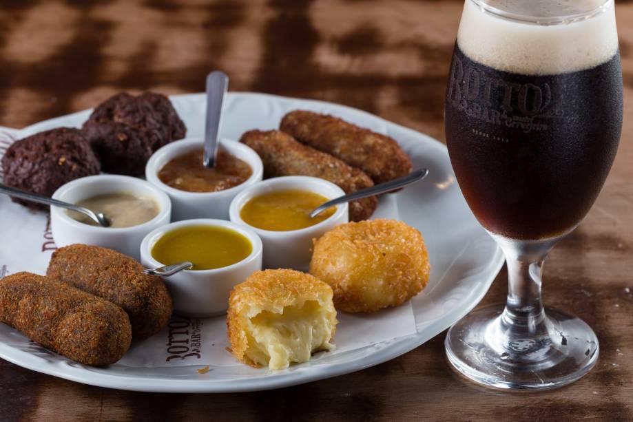 Mix de bolinhos: croquetes de queijo,  de carne, de pernil e frikadellen (R$ 38,00)