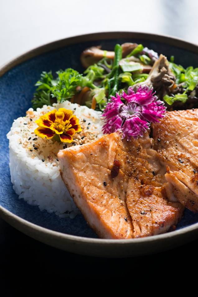 Salmão grelhado, arroz e salada: opção do menu executivo Salmão grelhado, arroz e salada: opção do menu executivo