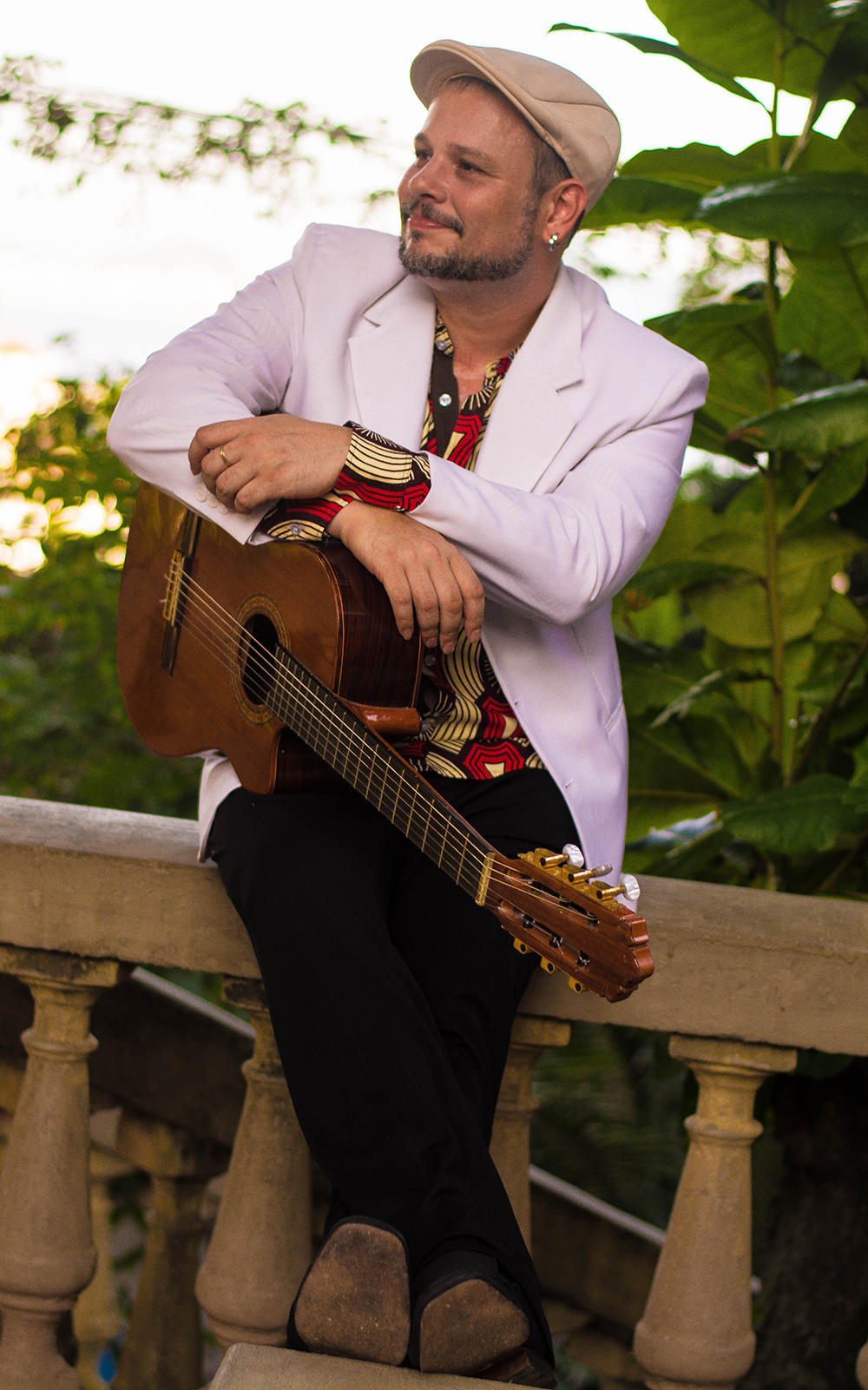 Dois músicos visitam as obras de seus ídolos no Teatro Rival