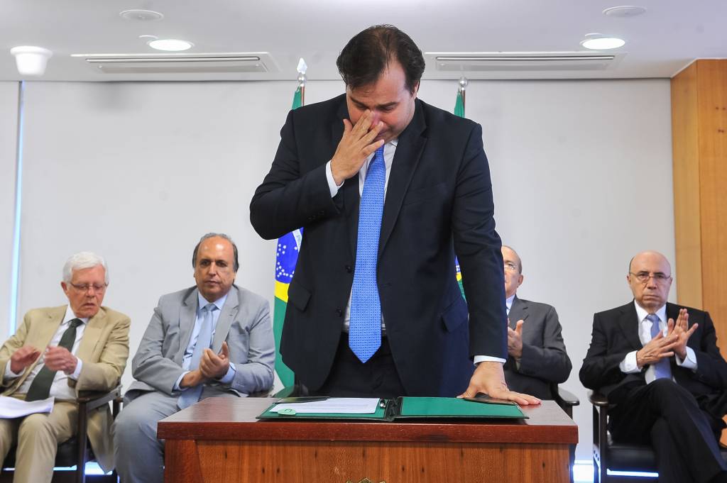 Maia chora ao homologar recuperação fiscal do Rio
