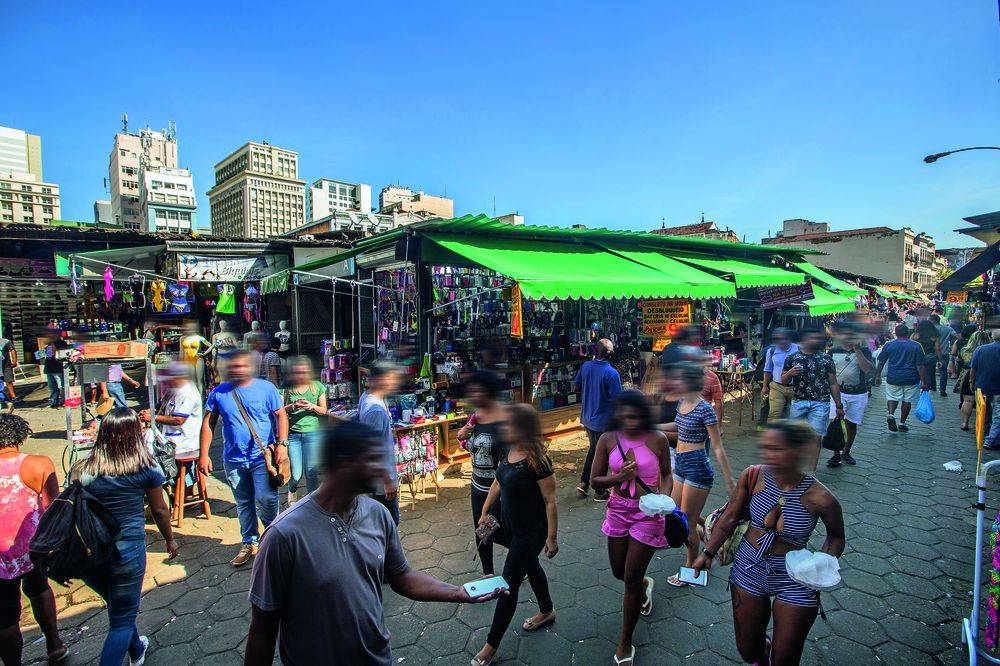 Prefeitura do Rio derruba 44 boxes irregulares na rua Uruguaiana