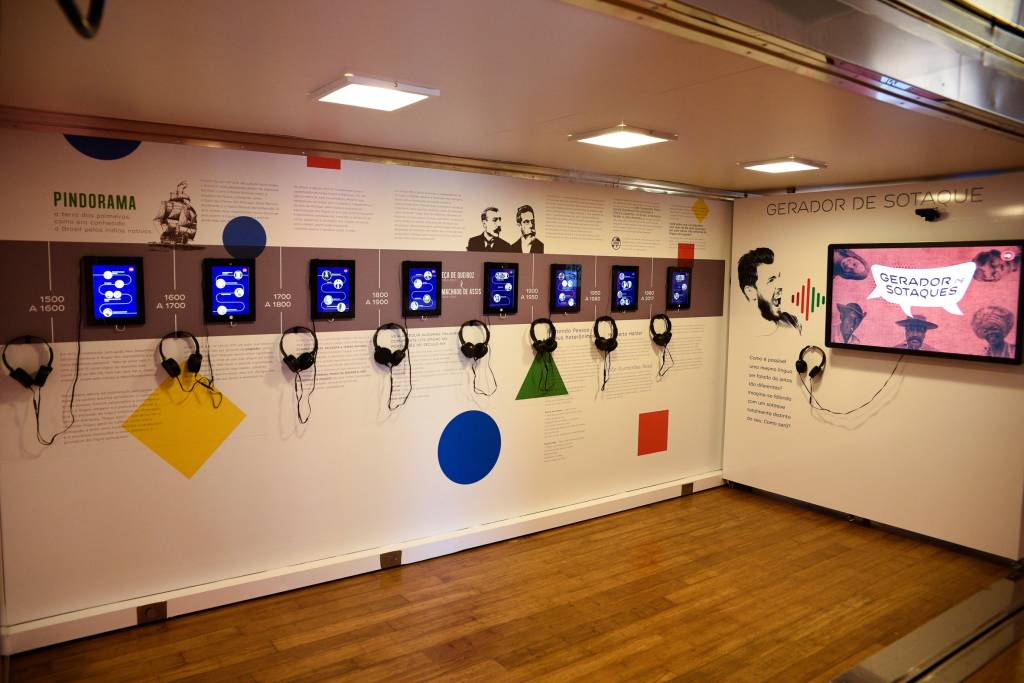 Caminhão da Língua Portuguesa estaciona na Praça Mauá