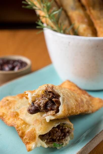 Touro indomável (R$ 28,00): pastéis de rabada com agrião e queijo meia-cura Touro indomável (R$ 28,00): pastéis de rabada com agrião e queijo meia-cura