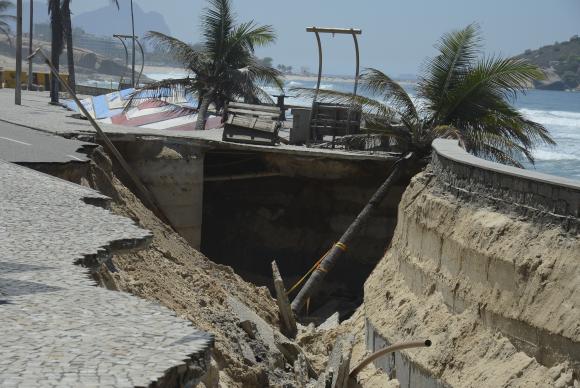 Defesa Civil realiza vistorias na praia da Macumba