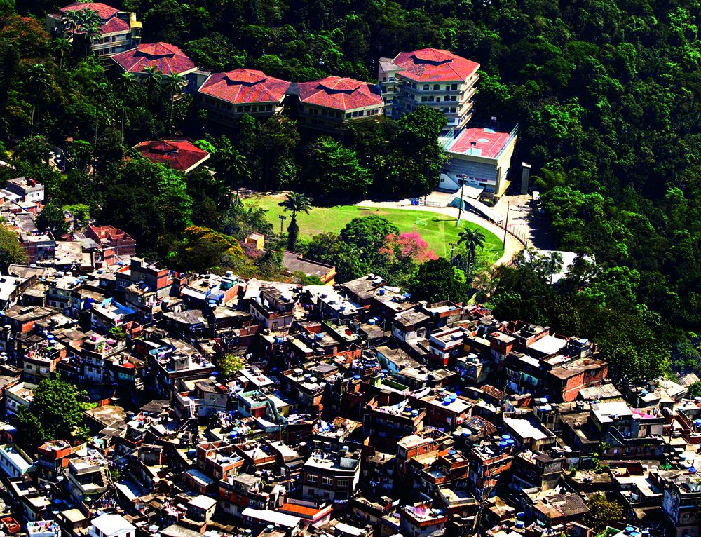 Moradores de favelas do Rio recebem título de propriedade
