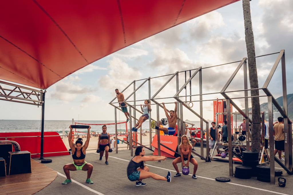 Academia oferece modalidades inéditas e gratuitas na praia