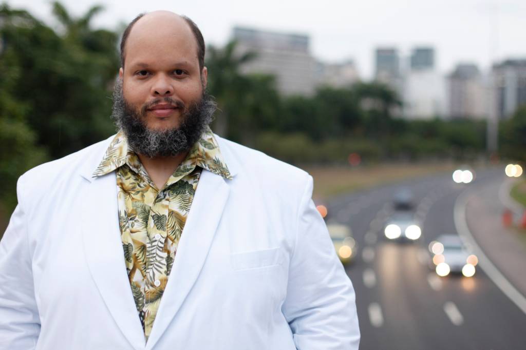 Ed Motta reclama de taxa cobrada por restaurantes e chefs rebatem