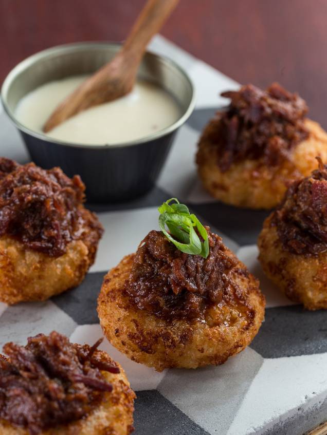 Bolinho de tapioca com carne-seca desfiada (R$ 32,00) Bolinho de tapioca com carne-seca desfiada (R$ 32,00)