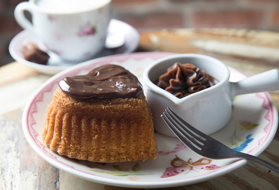 Agatha Chocolates; bolo de cenoura com calda de brigadeiro quente