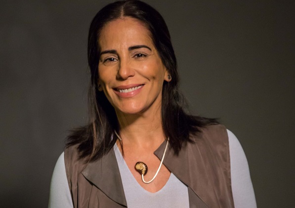 Arquiteta lança coleção de joias e conquista as famosas