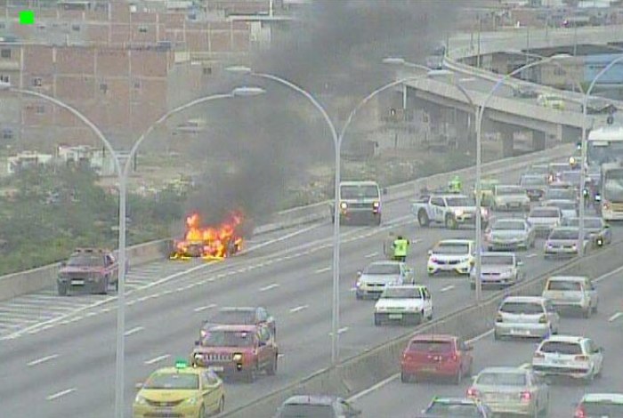 Incêndio atinge carro na Linha Vermelha