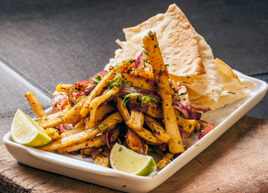 Botequim promove happy hour na varanda