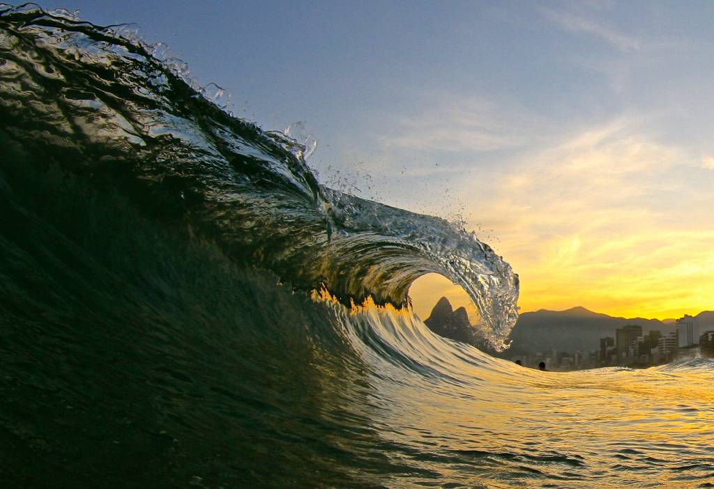 Fotógrafo Rico Sombra registra paisagens do Rio de dentro do mar