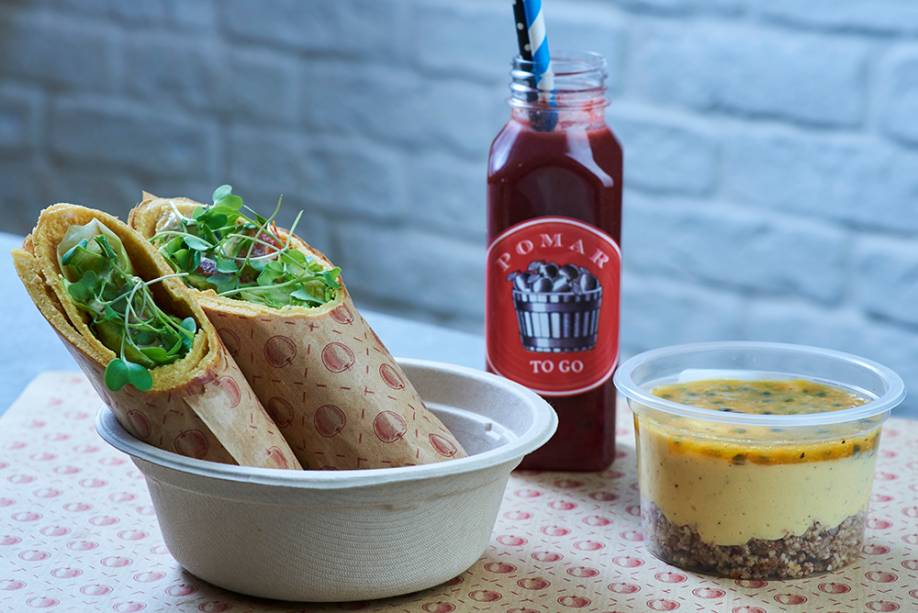 Wrap de grão de bico recheado de abobrinha; suco de hibisco com melancia e musse de maracujá Wrap de grão de bico recheado de abobrinha; suco de hibisco com melancia e musse de maracujá