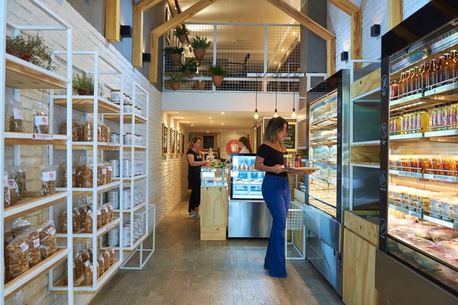 Além de pedidas para comer no local, a casa oferece um pequeno empório natural Além de pedidas para comer no local, a casa oferece um pequeno empório natural