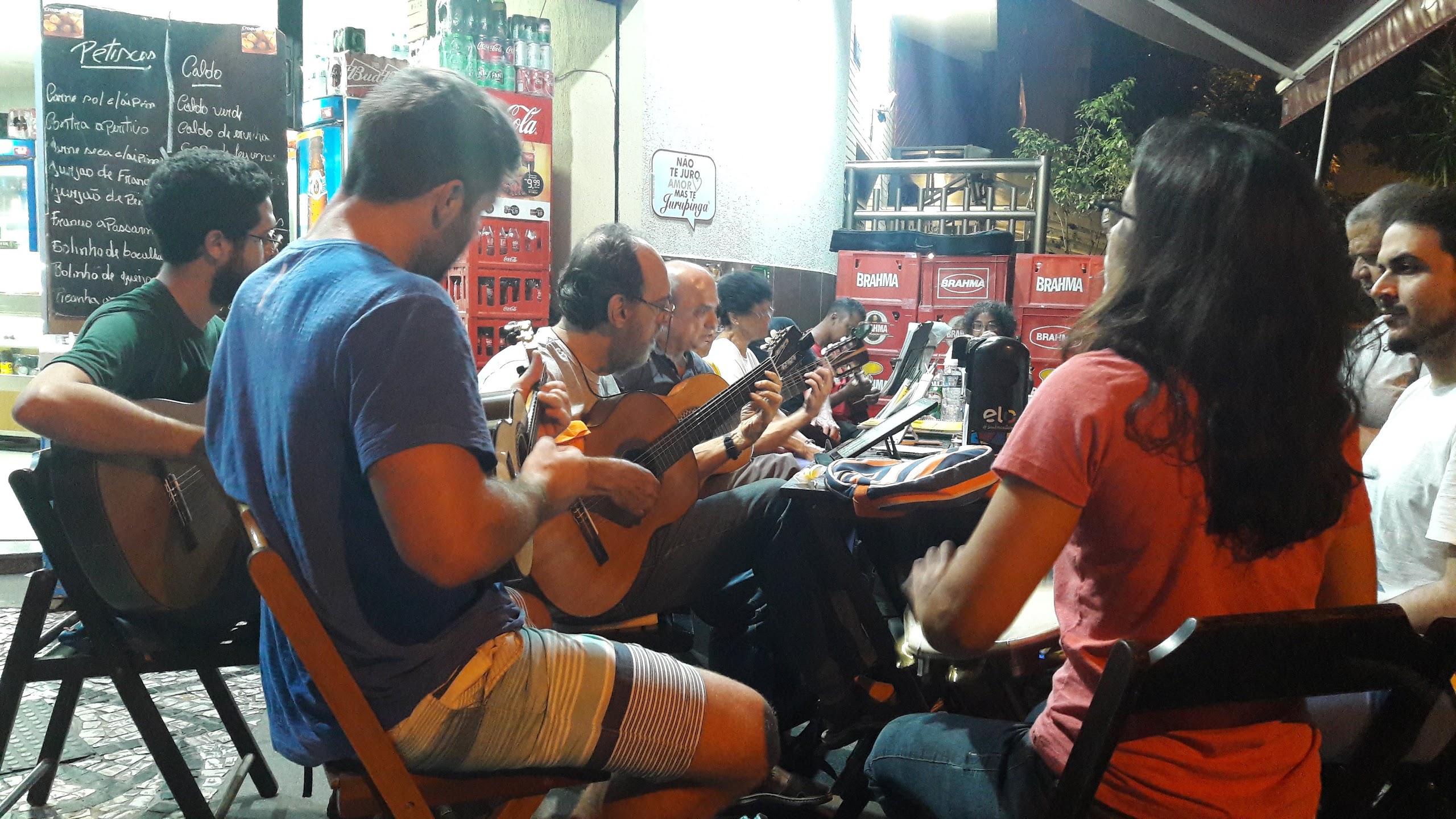 Chorinho amigo: rodas são opção de lazer barato no Rio de Janeiro