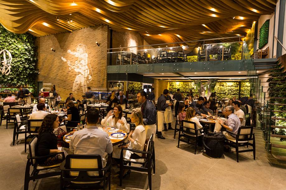 O belo salão: obras de arte, paredes vivas e pé direito alto O belo salão: obras de arte, paredes vivas e pé direito alto