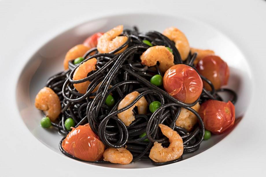 Espaguete com tinta de lula, camarões salteados no azeite de ervas e tomate confit Espaguete com tinta de lula, camarões salteados no azeite de ervas e tomate confit