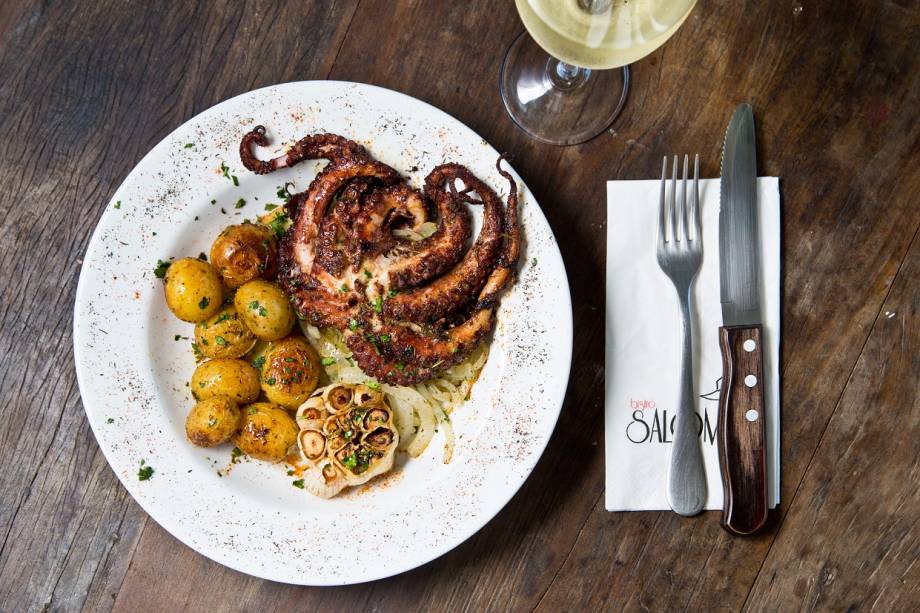 Polvo grelhado, cebola caramelada, batata calabresa e alho assado Polvo grelhado, cebola caramelada, batata calabresa e alho assado