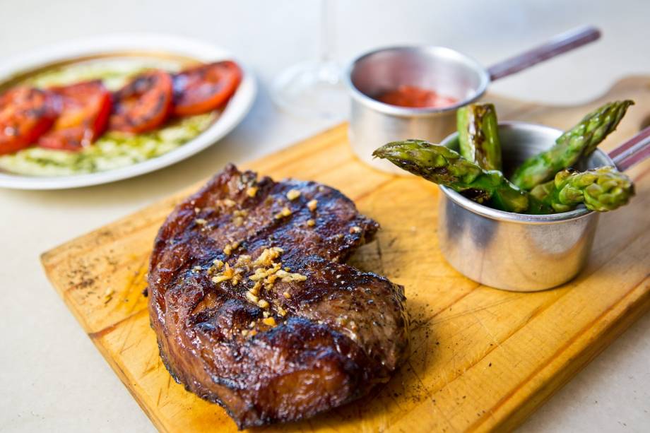 Baby beef, aspargos e tomate ao pesto