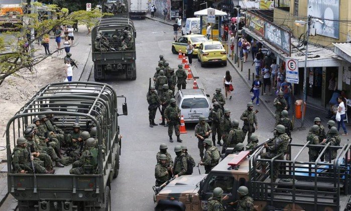 Forças Armadas continuam no Rio e especialistas criticam
