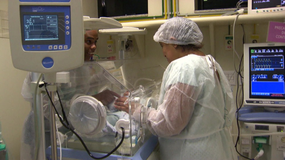 Bebê de grávida baleada na cabeça respira sem ajuda de aparelhos