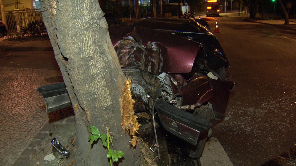 Motorista que dormiu ao volante morre ao bater em uma árvore