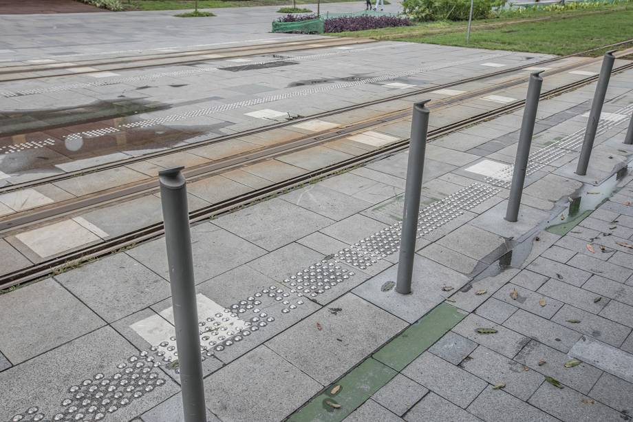 Em frente ao Armazém 2 do Píer Mauá, um problema comum em vários pontos da cidade: o piso está localizado depois de um obstáculo, o que põe o deficiente visual em risco Em frente ao Armazém 2 do Píer Mauá, um problema comum em vários pontos da cidade: o piso está localizado depois de um obstáculo, o que põe o deficiente visual em risco