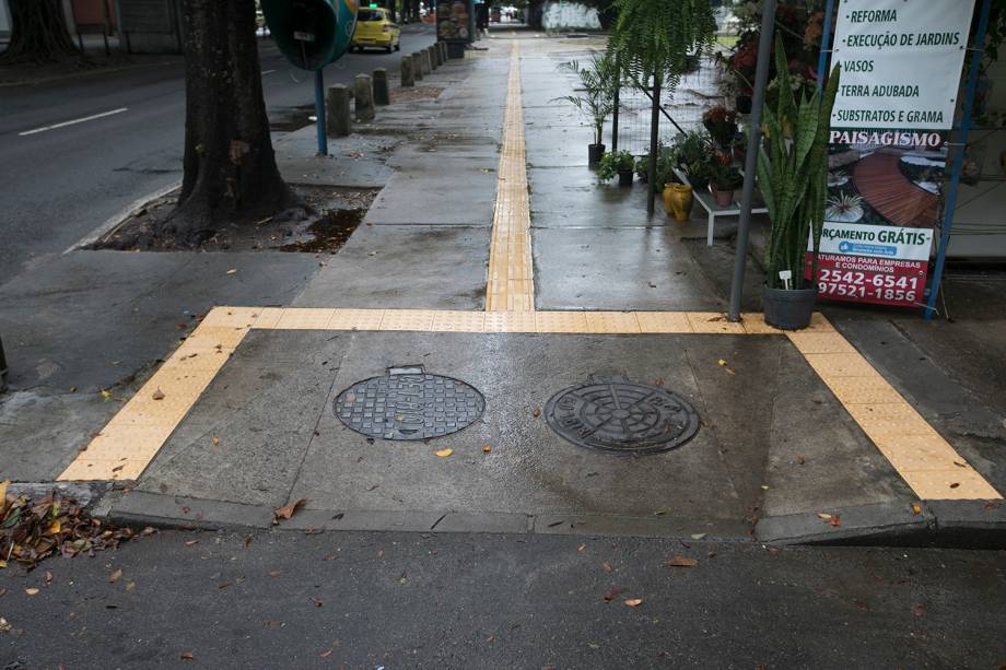 Além de haver obstáculos em cima da faixa, toda a extensão da rota que liga o Rio Sul ao Pão de Açúcar é escorregadia. Em locais abertos, o piso deve ser antiderrapante Além de haver obstáculos em cima da faixa, toda a extensão da rota que liga o Rio Sul ao Pão de Açúcar é escorregadia. Em locais abertos, o piso deve ser antiderrapante