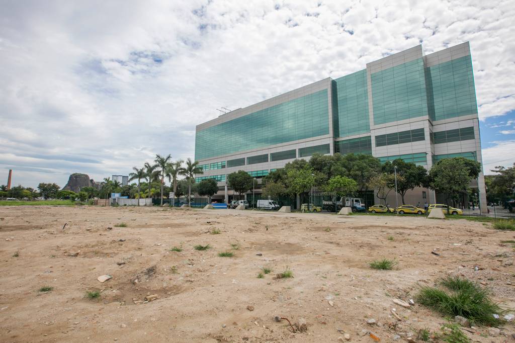 Vazio há mais de um ano, terreno do Q.G. da Rio 2016 será vendido