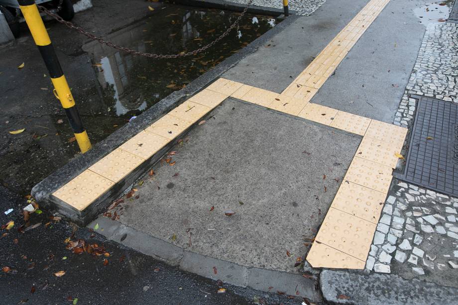 Rampas sem guias rebaixadas são um grande risco. A inclinação adequada das abas laterais é essencial também para cadeirantes, principalmente perto de travessias Rampas sem guias rebaixadas são um grande risco. A inclinação adequada das abas laterais é essencial também para cadeirantes, principalmente perto de travessias