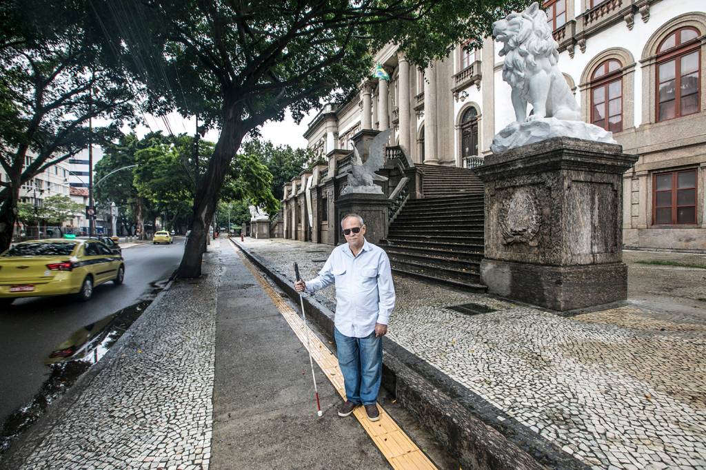 Pisos táteis mal colocados prejudicam deficientes visuais