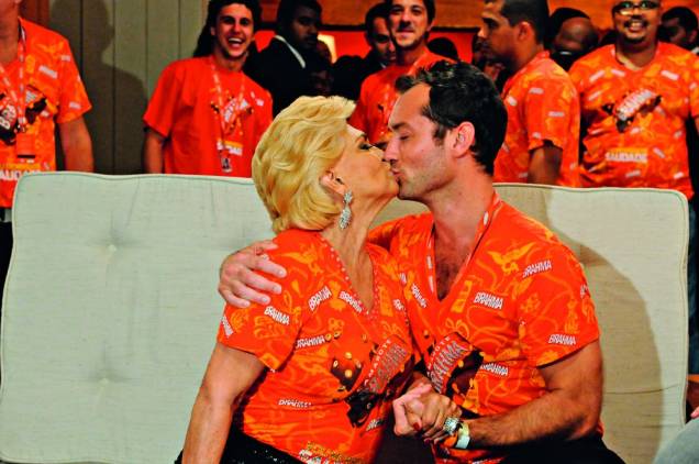 $elinho: A beijoca de Hebe Camargo no galã de Hollywood Jude Law no Camarote da Brahma foi uma das imagens do Carnaval de 2011. À época, a cervejaria pagou 500 000 reais para trazer ao Rio o astro, que só topou beijar a apresentadora depois de saber que ela era uma espécie de Oprah Winfrey local. $elinho: A beijoca de Hebe Camargo no galã de Hollywood Jude Law no Camarote da Brahma foi uma das imagens do Carnaval de 2011. À época, a cervejaria pagou 500 000 reais para trazer ao Rio o astro, que só topou beijar a apresentadora depois de saber que ela era uma espécie de Oprah Winfrey local.
