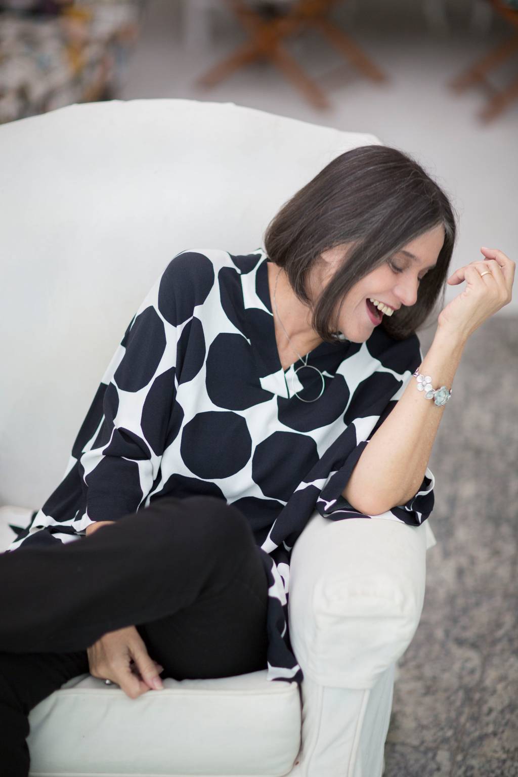 Joyce Moreno Joyce Moreno, de lado, sentada num sofá