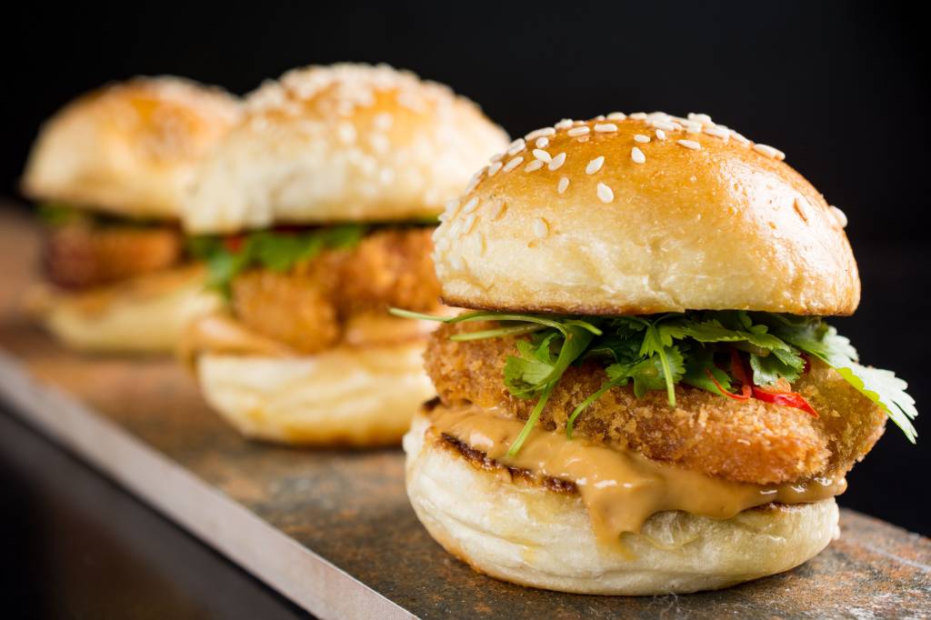 Seis minissanduíches de boteco