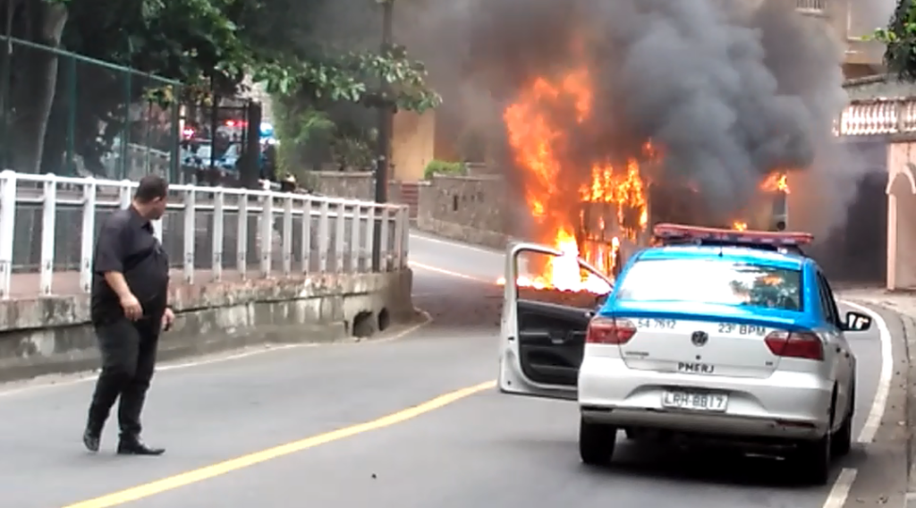 Ônibus incendiado e manifestação interditam avenida Niemeyer