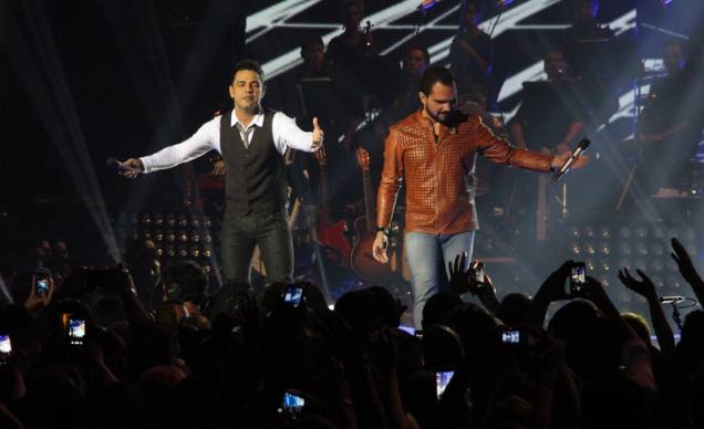 É o amor: Homenageados pela Imperatriz Leopoldinense no Carnaval de 2016, Zezé de Camargo e Luciano eram as grandes atrações do camarote É o Amor naquele ano. Muitos fãs compraram ingressos para ver os astros cantar no lounge. Eles, entretanto, cancelaram o show em função de uma briga no local. É o amor: Homenageados pela Imperatriz Leopoldinense no Carnaval de 2016, Zezé de Camargo e Luciano eram as grandes atrações do camarote É o Amor naquele ano. Muitos fãs compraram ingressos para ver os astros cantar no lounge. Eles, entretanto, cancelaram o show em função de uma briga no local.