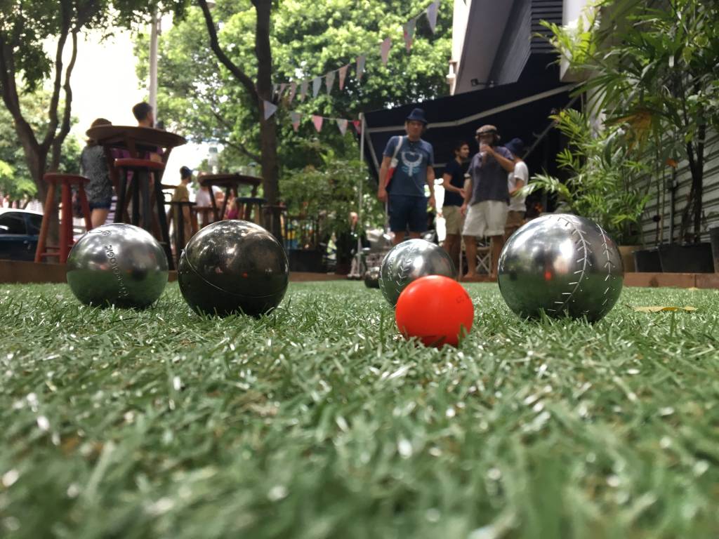 Grupo de jovens se reúne para jogar esporte parecido com a bocha