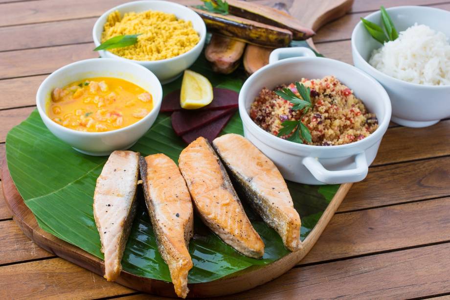 Salmão com alcaparras, cogumelos e ervas, cuscuz marroquino, molho de camarão e banana flambada