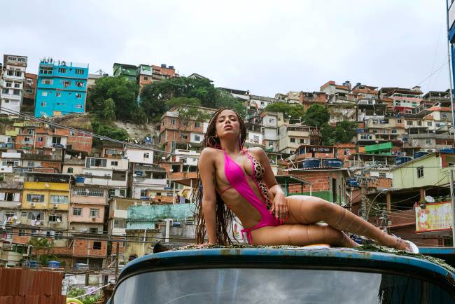 cantora Anitta de maiô na favela