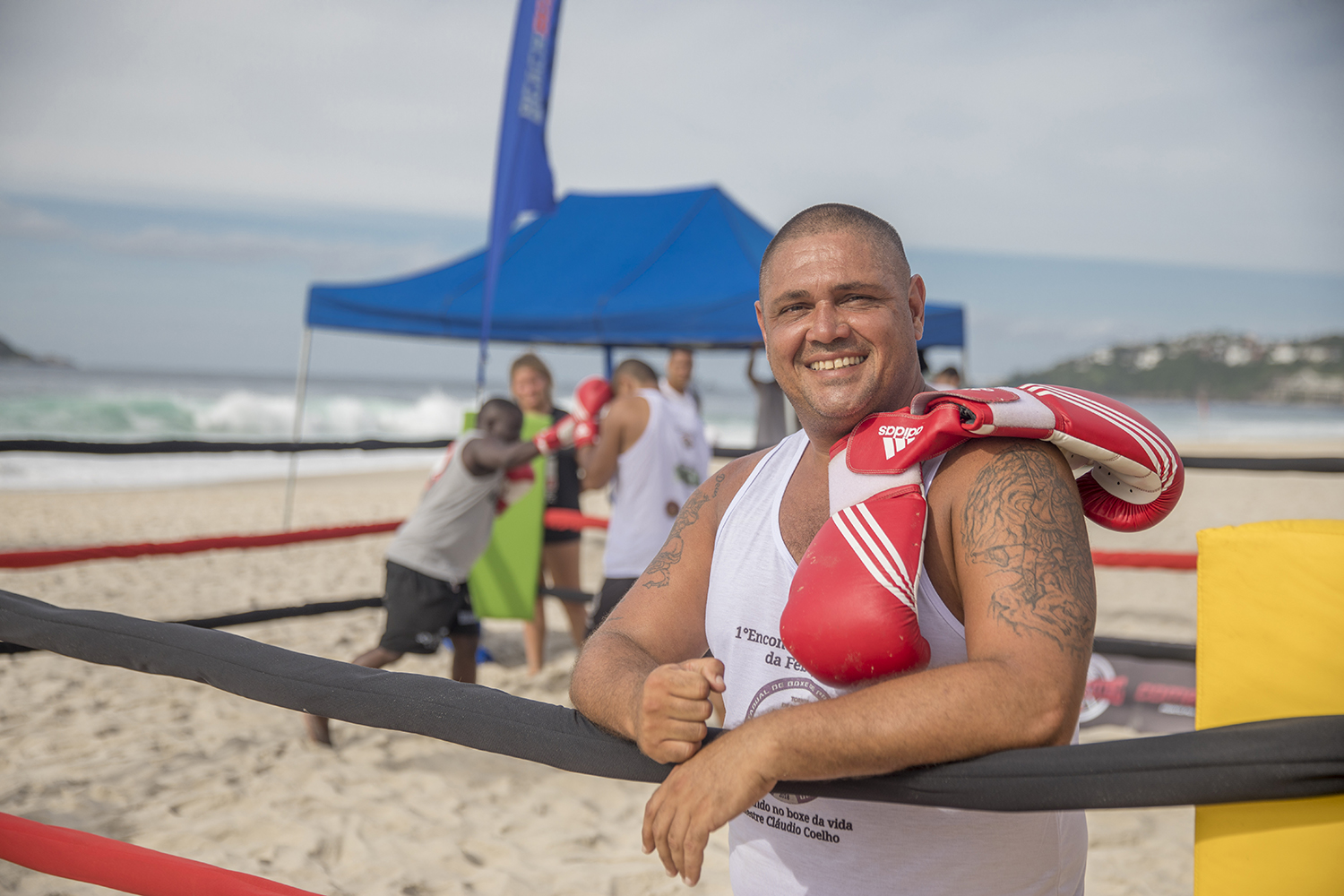 Criador do beachboxing dá aulas do esporte para jovens carentes