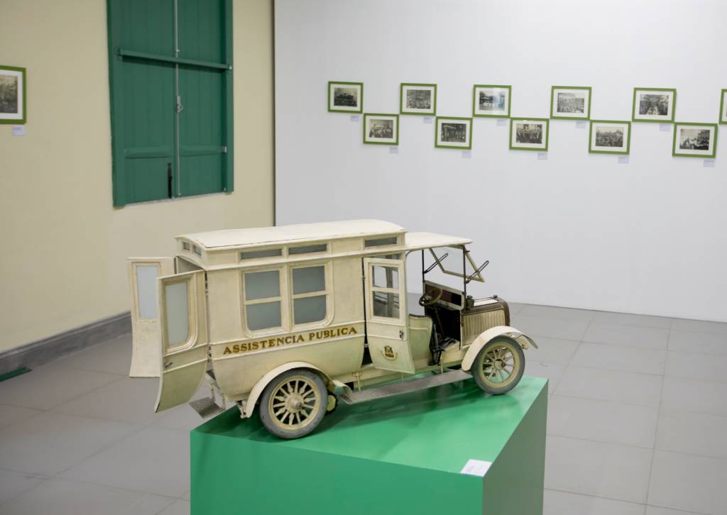 Exposição apresenta miniatura de ambulância antiga