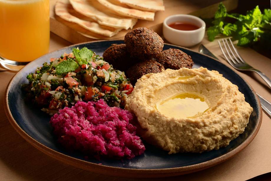 Faláfel, hommus, tabule e picles de repolho roxo