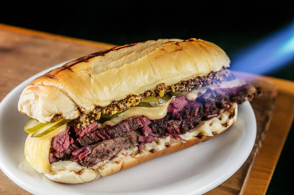 Curadoria_sanduíche de pastrami Curadoria_sanduíche de pastrami