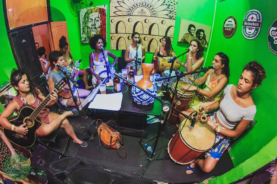 Roda de samba arrecada recursos para ong Teto na Praça Tiradentes