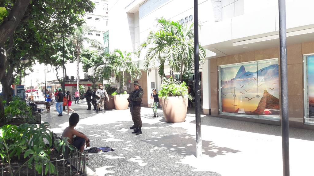 Militares começam a patrulhar pontos do Centro e da Zona Sul