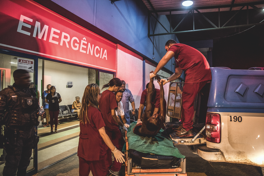 19h10: o segundo é removido também desacordado para a maca